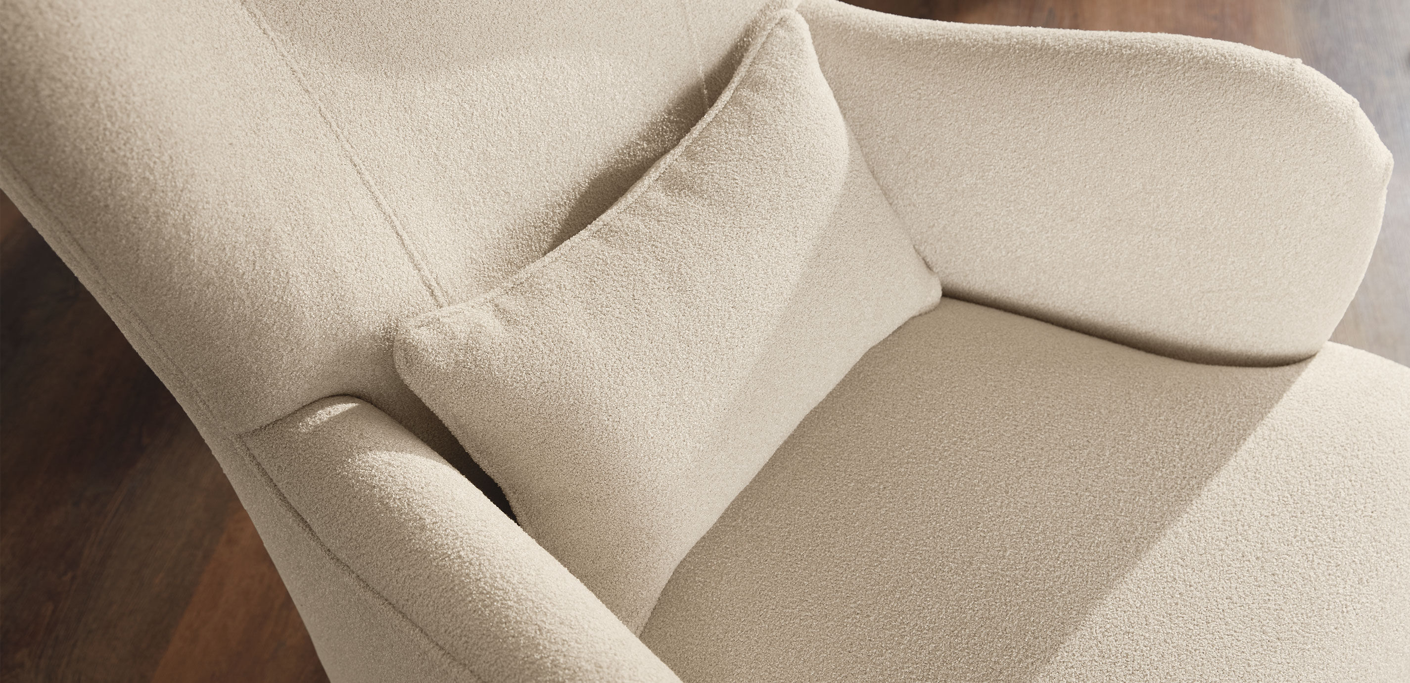 Alarik Modern Wing Chair_8