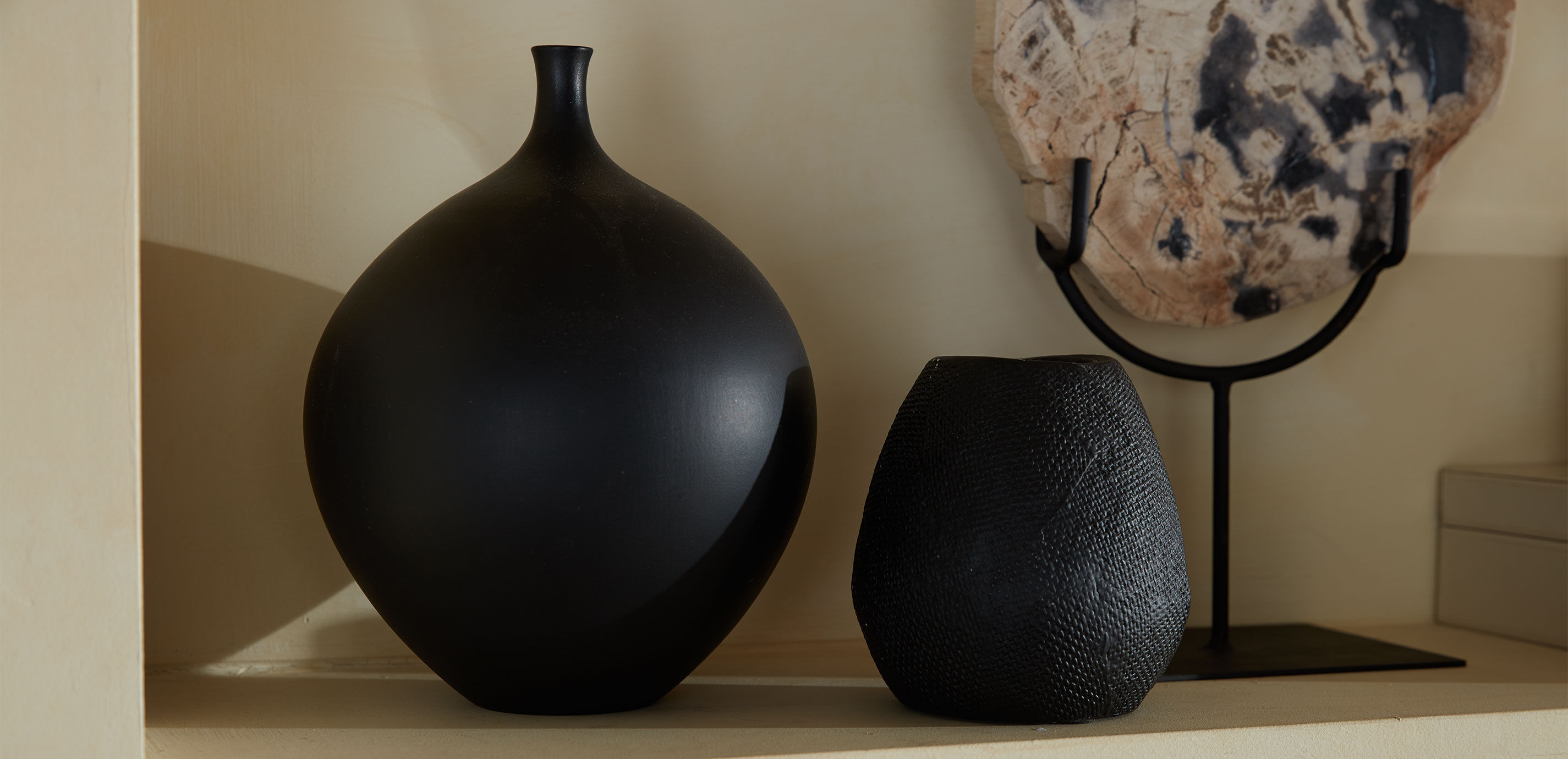 Issa Round Black Vase_2