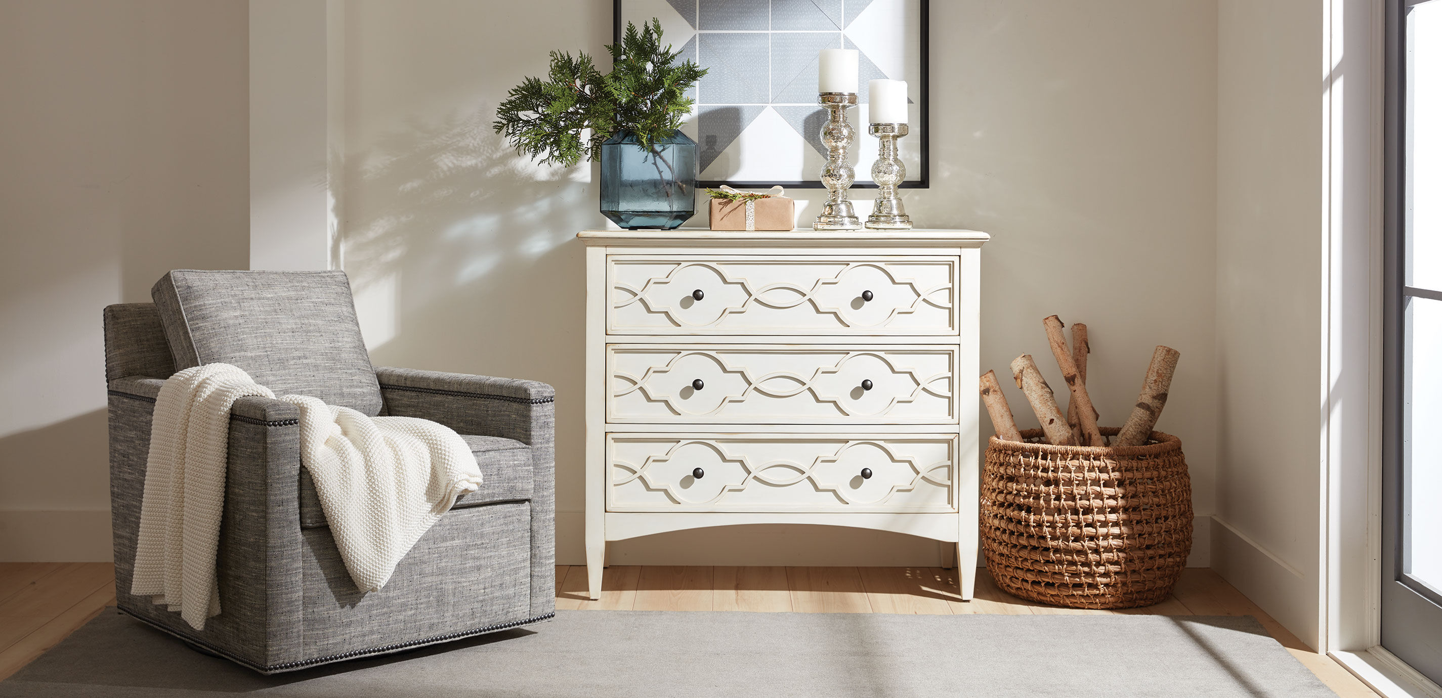 Eveline Three-Drawer Chest_4