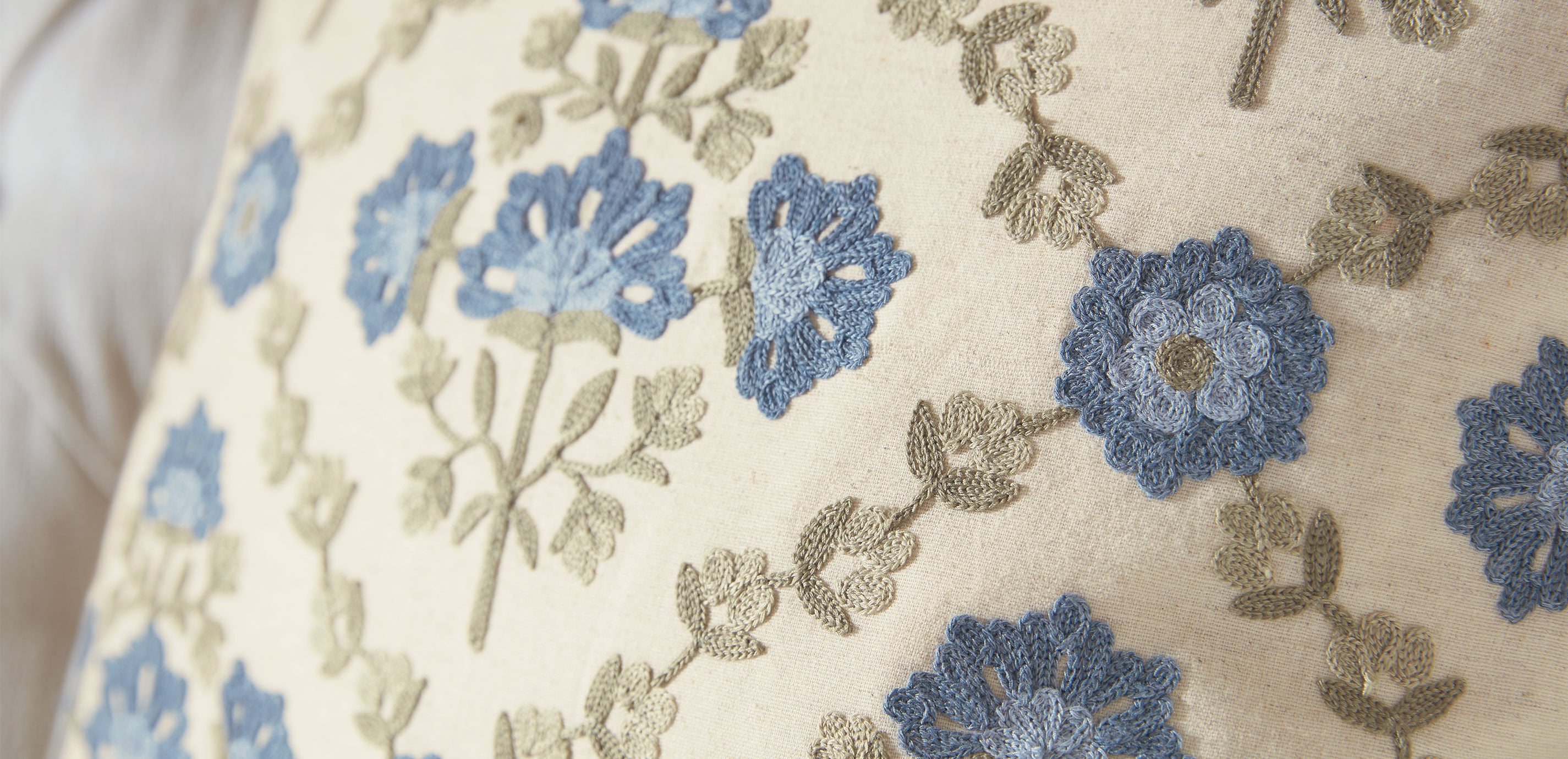 Crewel-Stitch Floral-Pattern Pillow_4