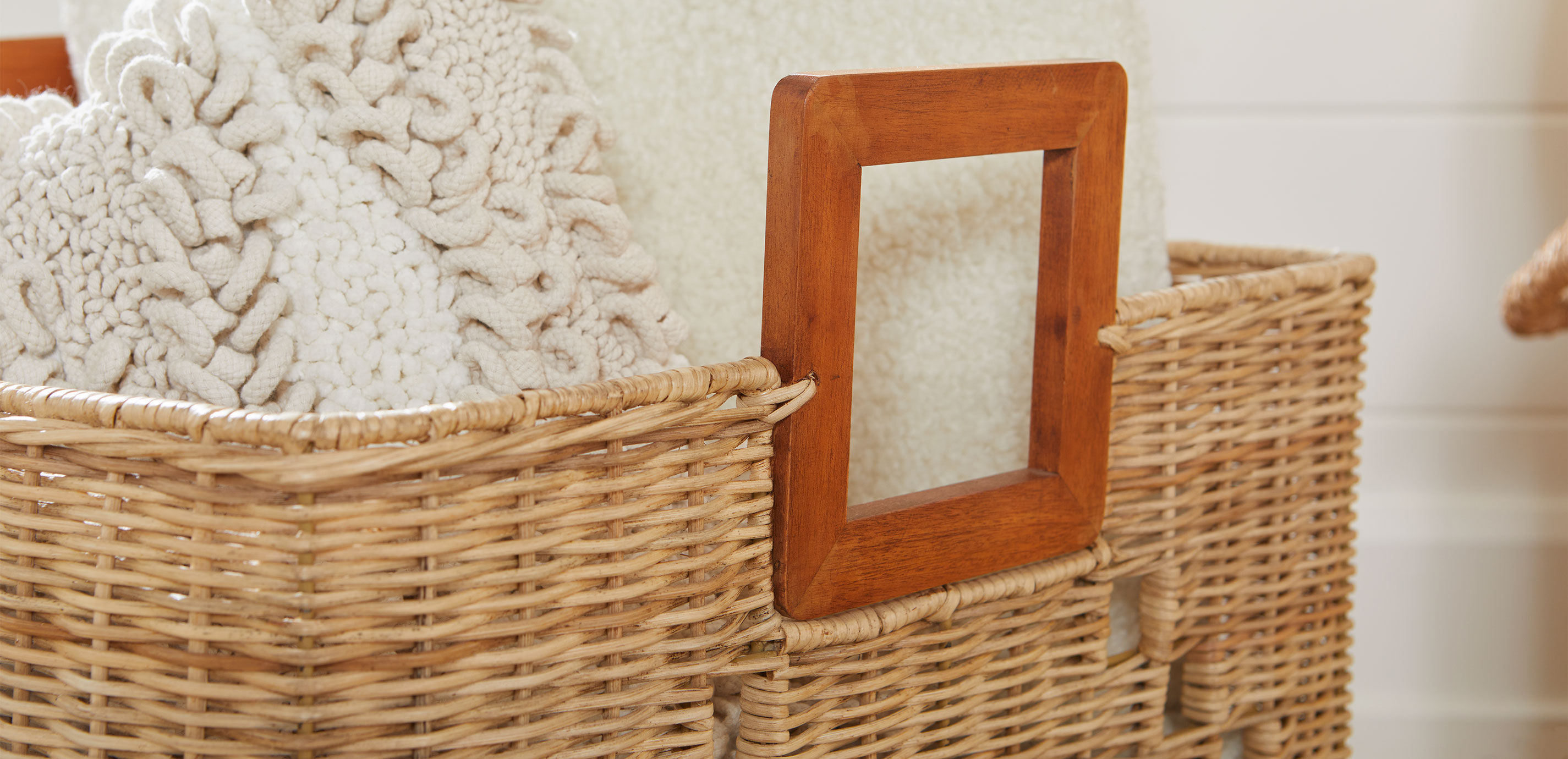 Square Wicker Basket with Wood Handle_4