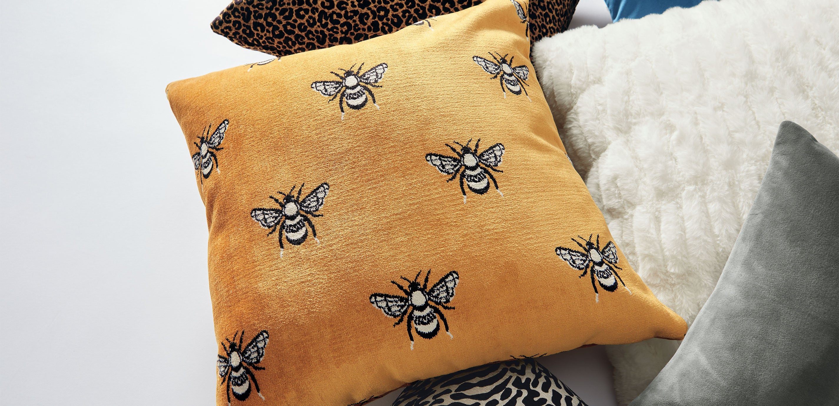 Velvet Bee Pillow_3