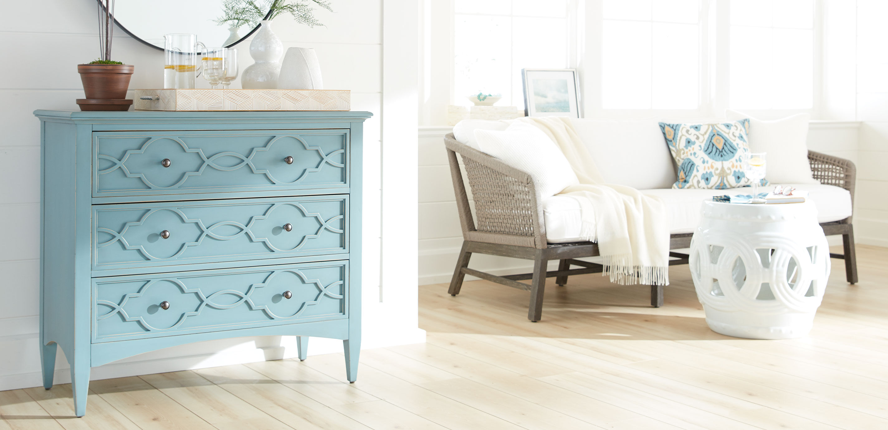 Eveline Three-Drawer Chest_10