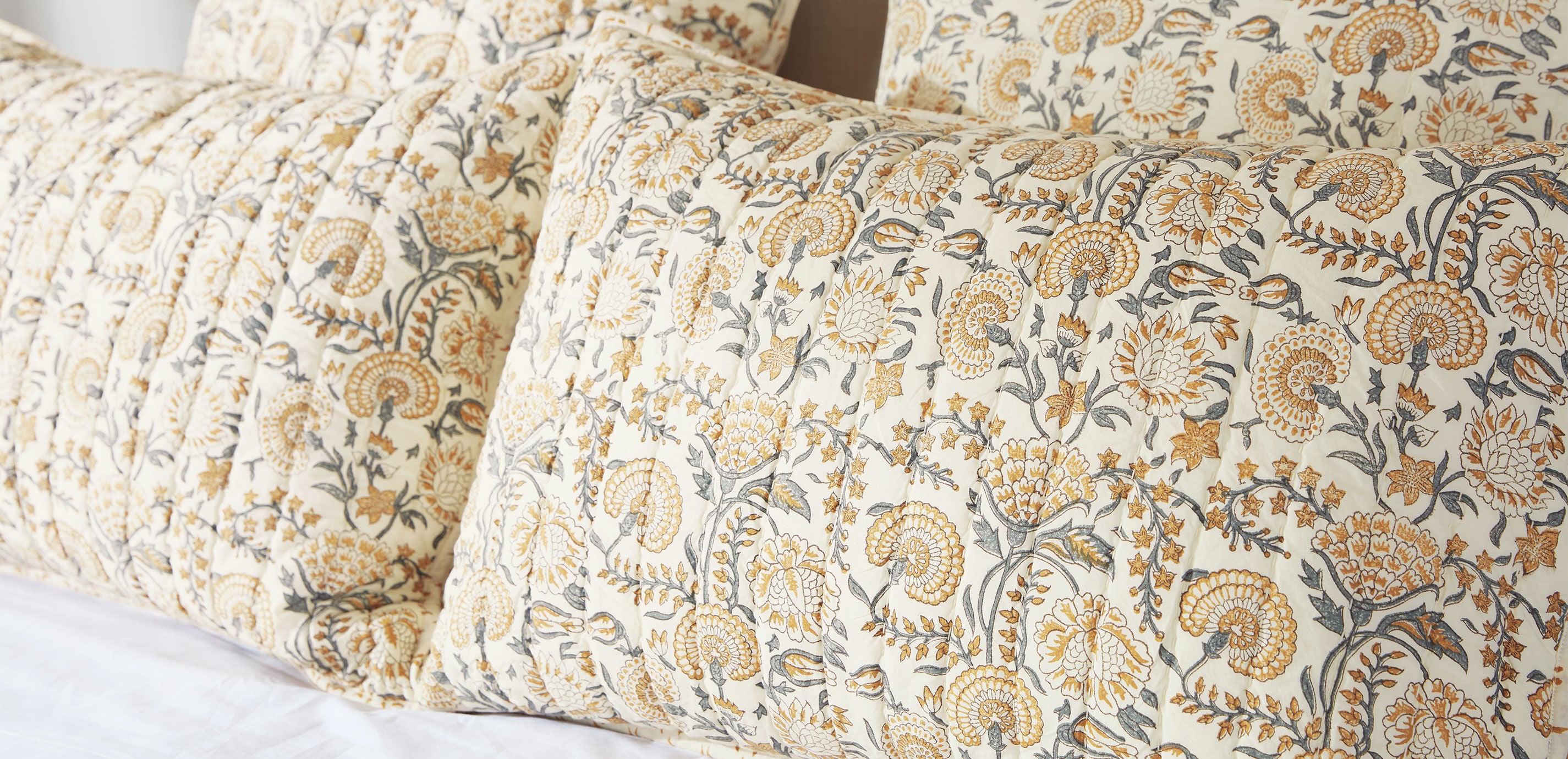 Block-Printed Quilt and Shams Set_5