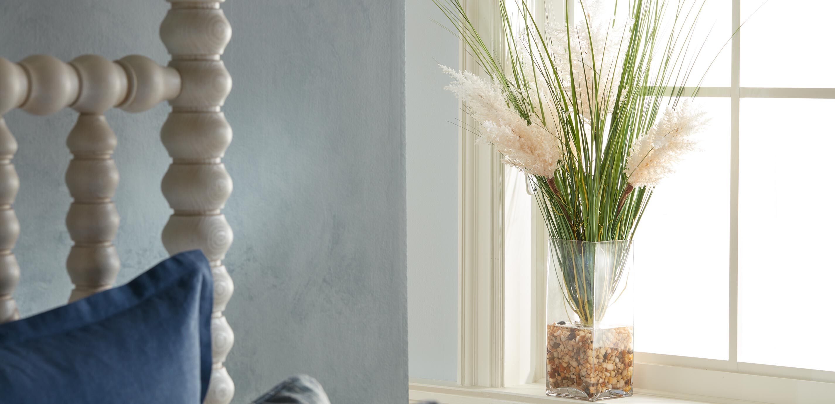 Pampas Grass in Glass Vase_1