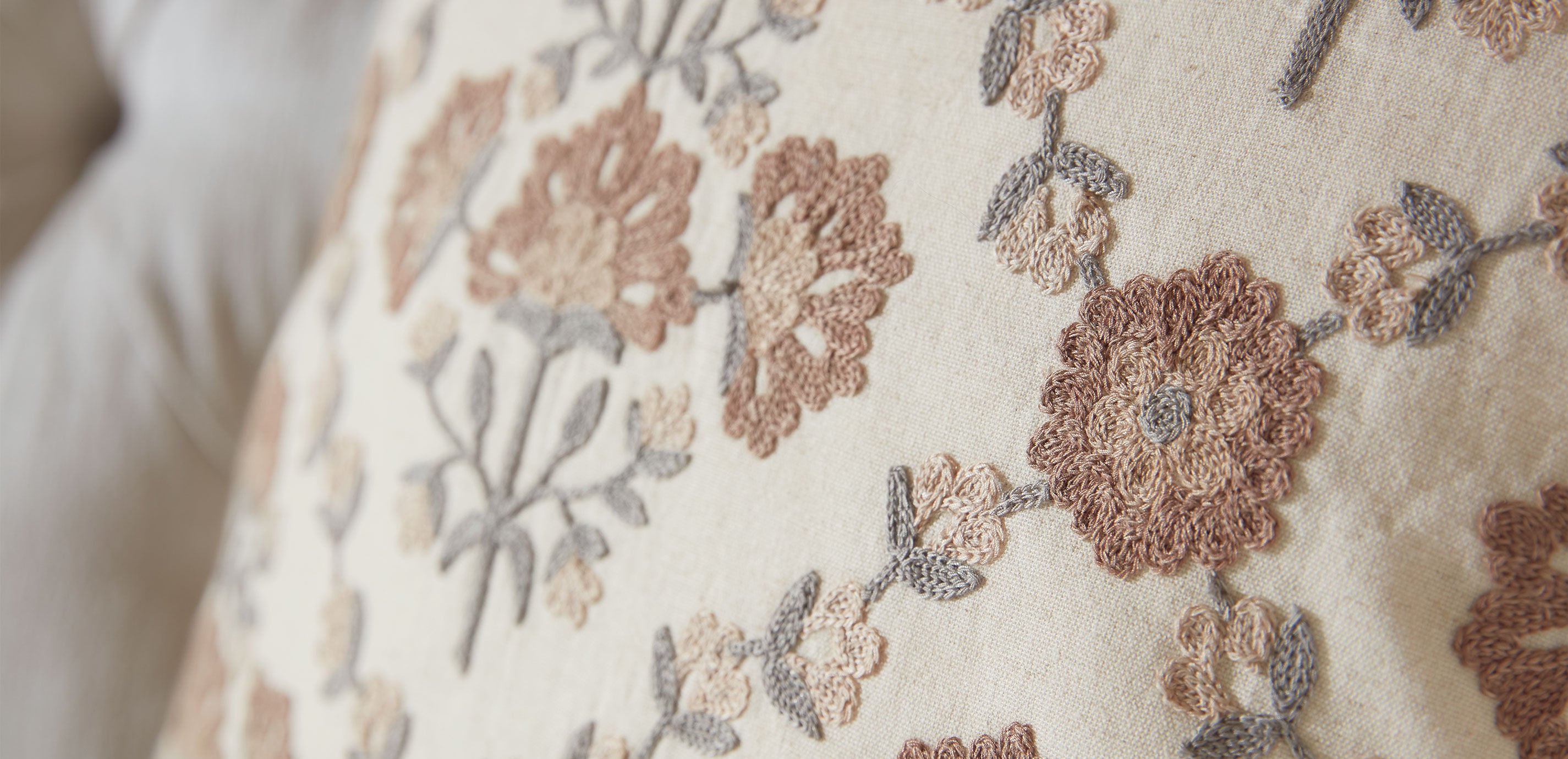 Crewel-Stitch Floral-Pattern Pillow_4