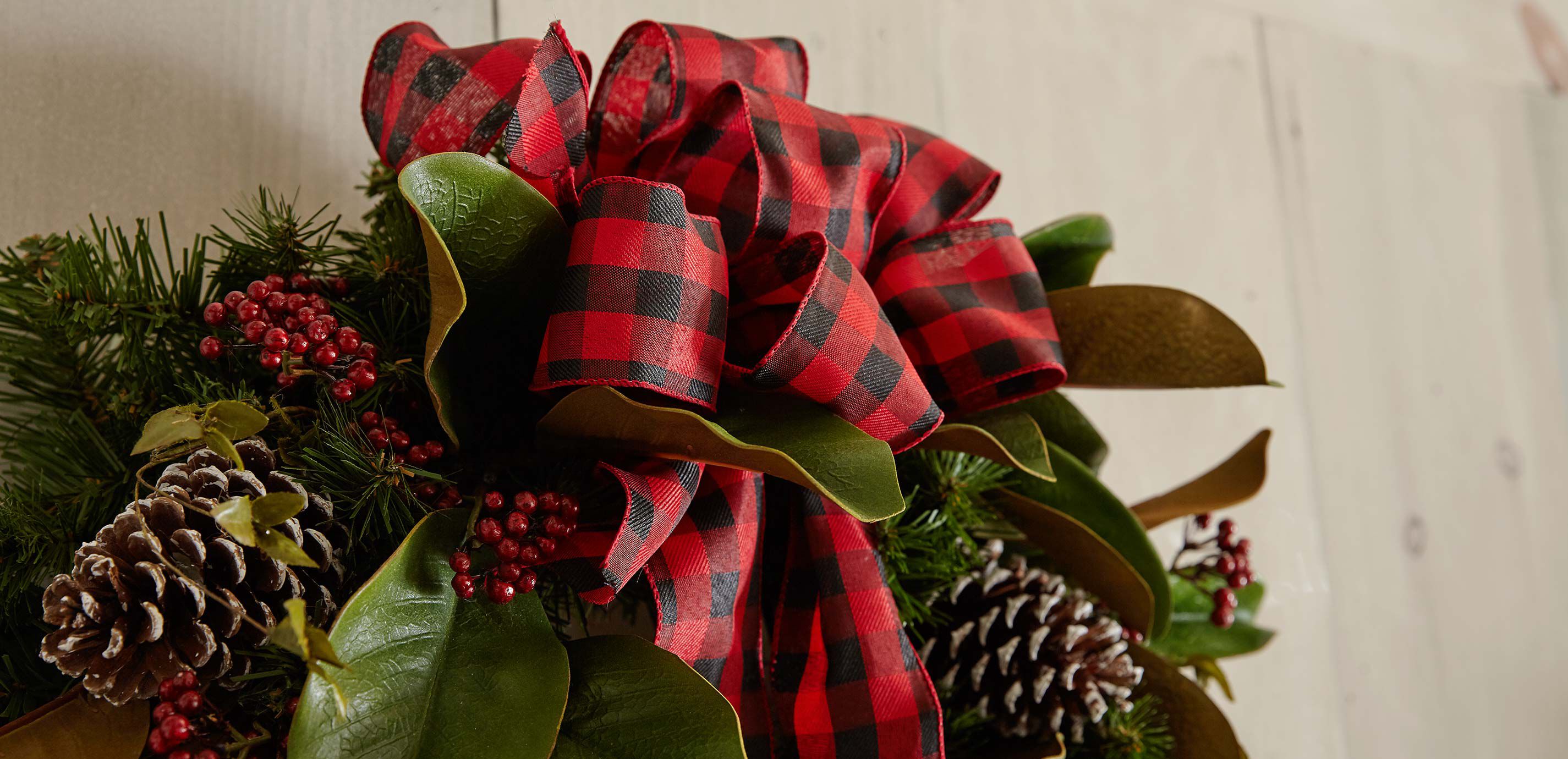 24" Holiday Wreath with Plaid Bow_5