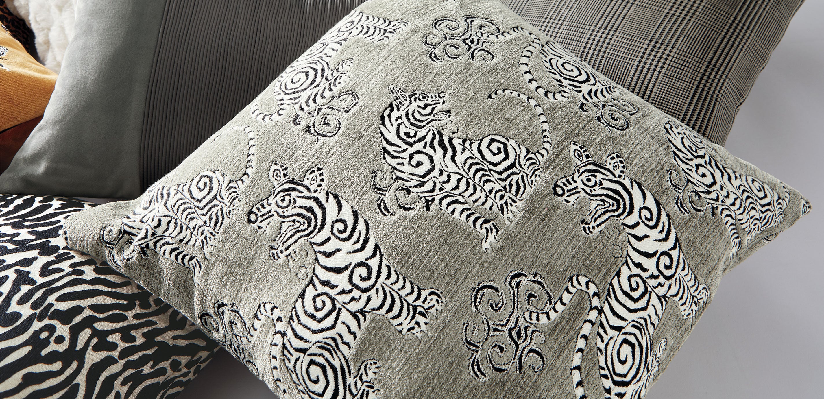 Velvet Tiger Pillow_4