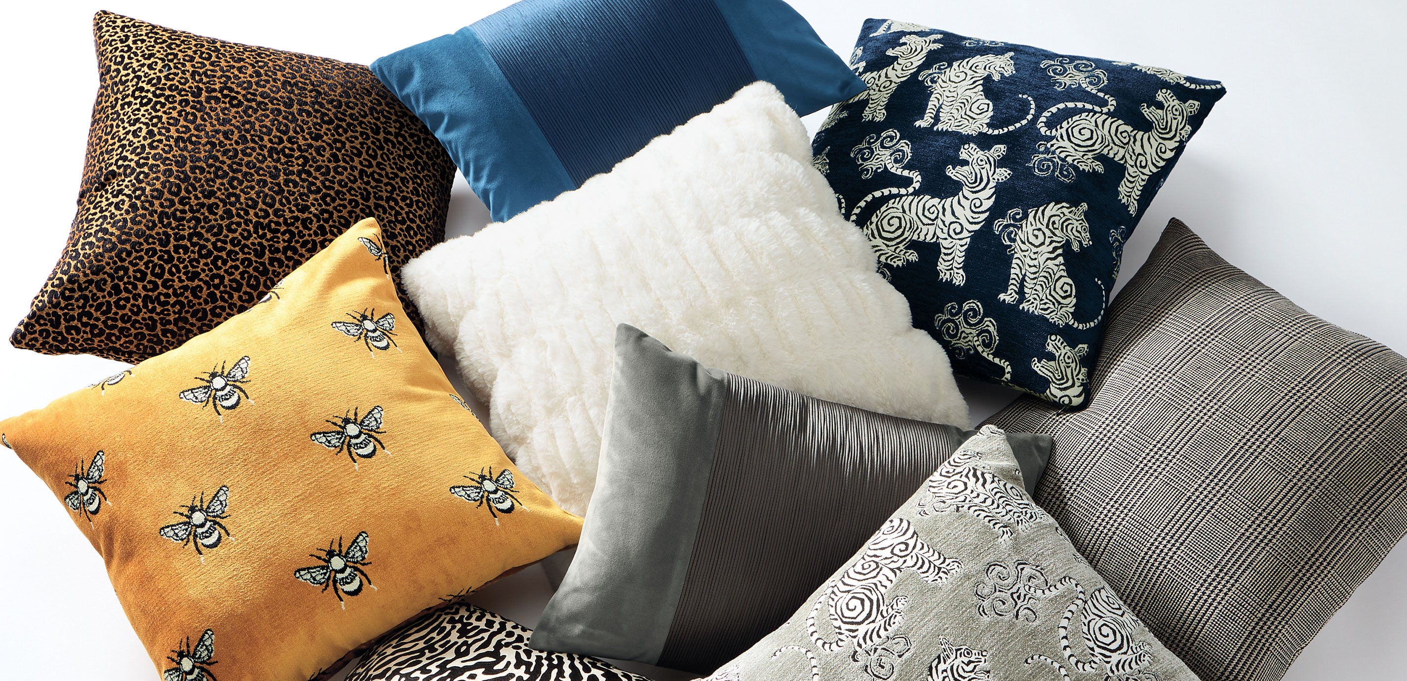 Black and Gold Leopard Velvet Pillow_3