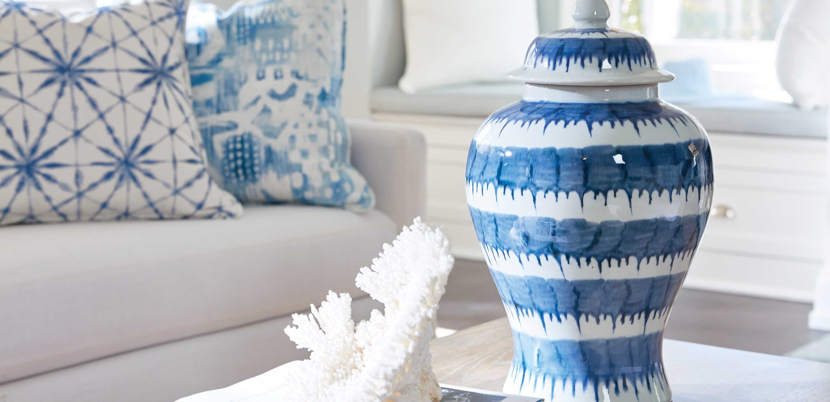 Dark Blue and White Drip Jar_2