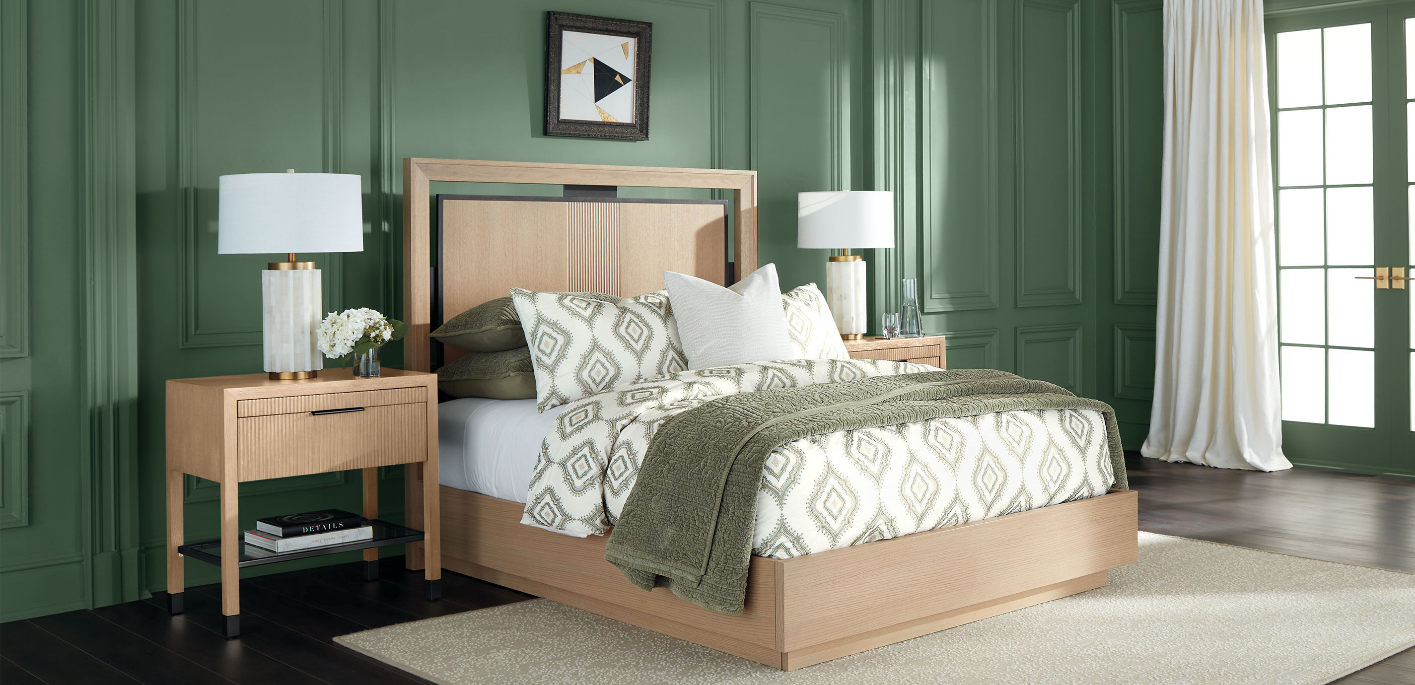 Hydrangea and Buds in Small Glass Vase_9