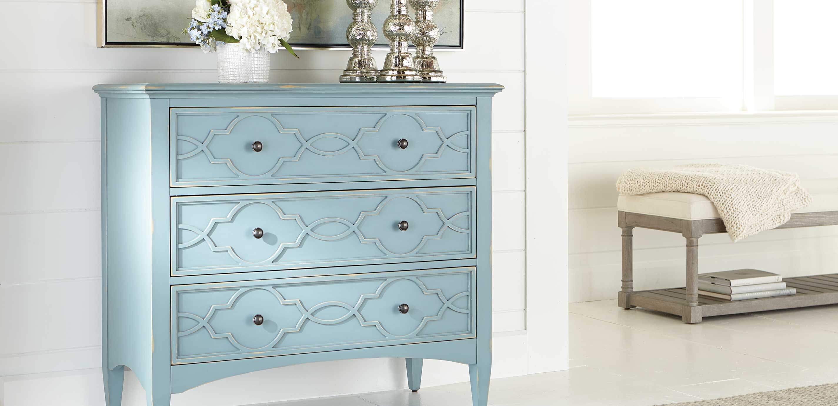 Eveline Three-Drawer Chest_9