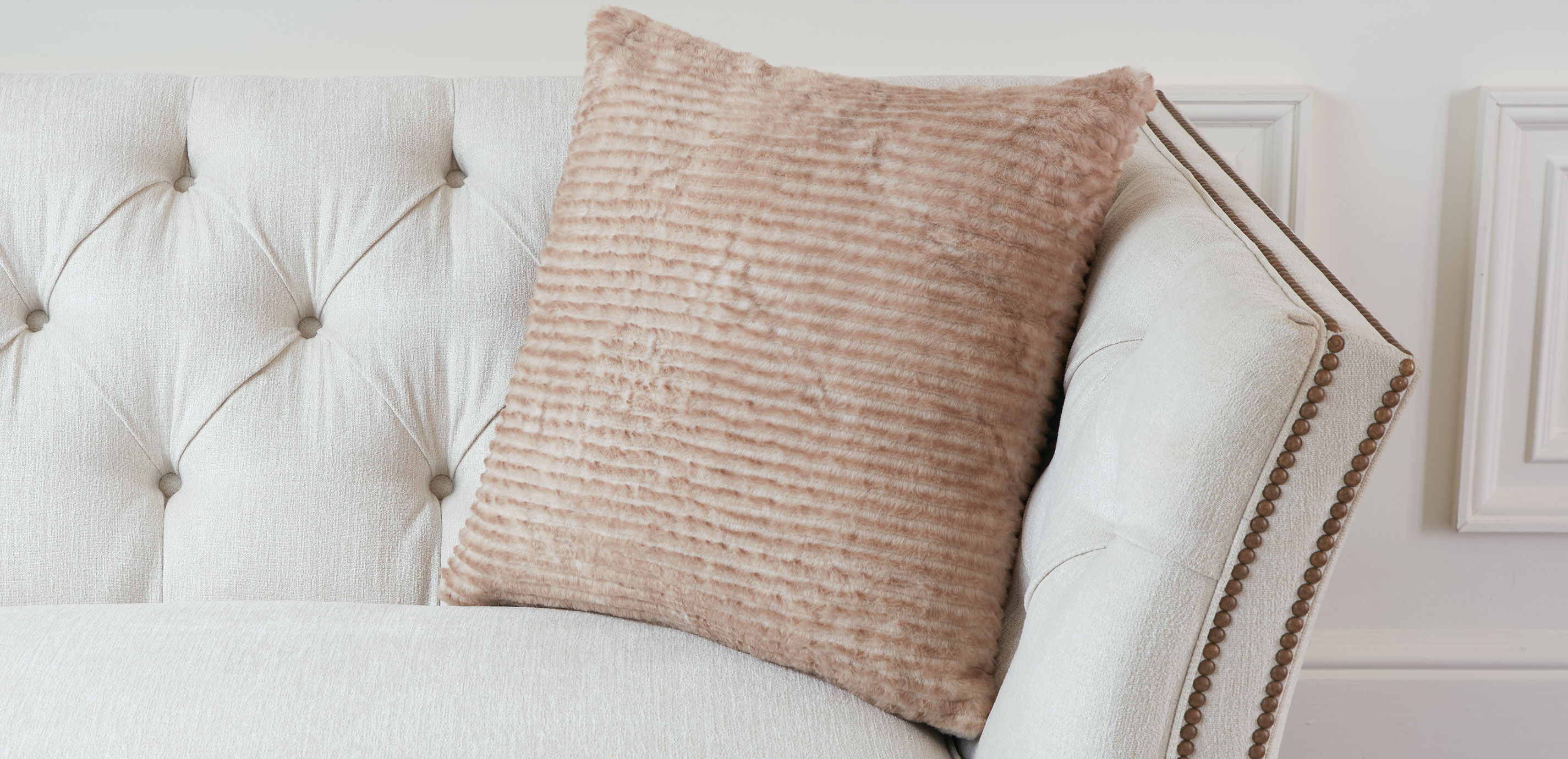 Ribbed Faux Fur Pillow_1