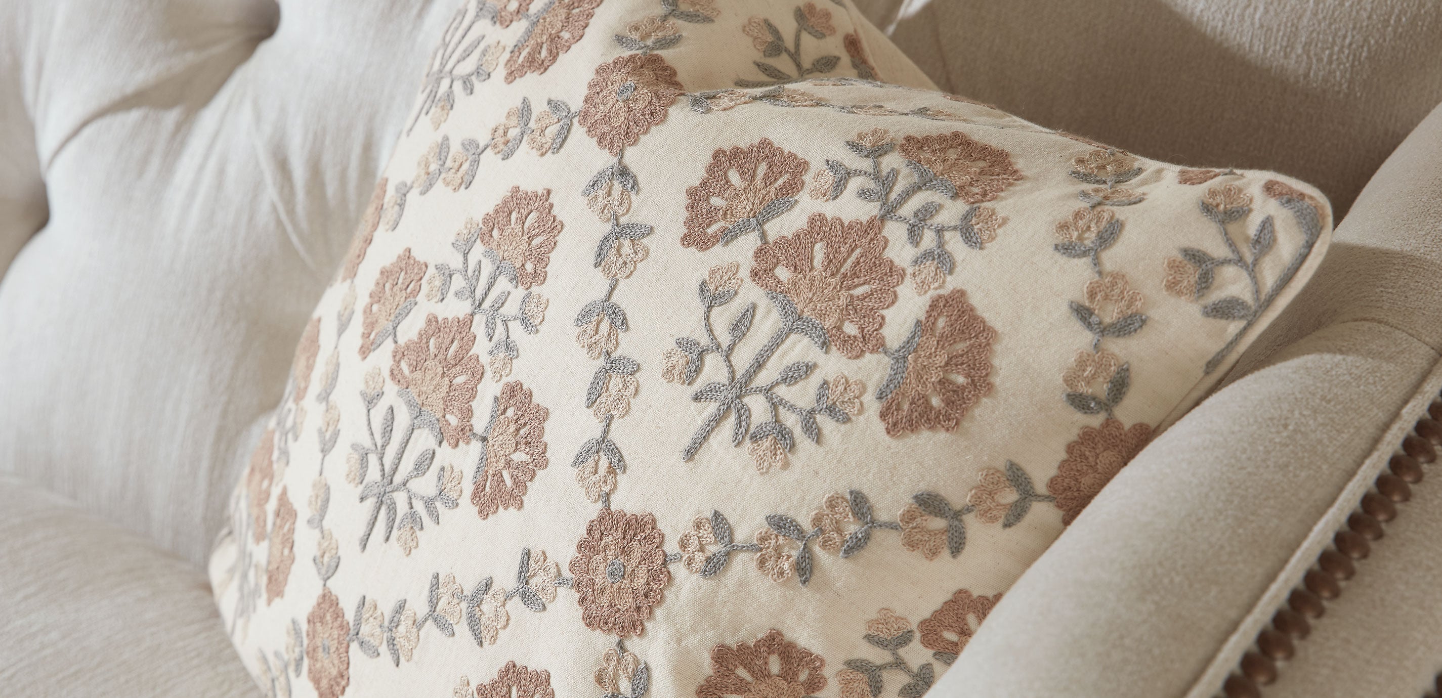 Crewel-Stitch Floral-Pattern Pillow_3