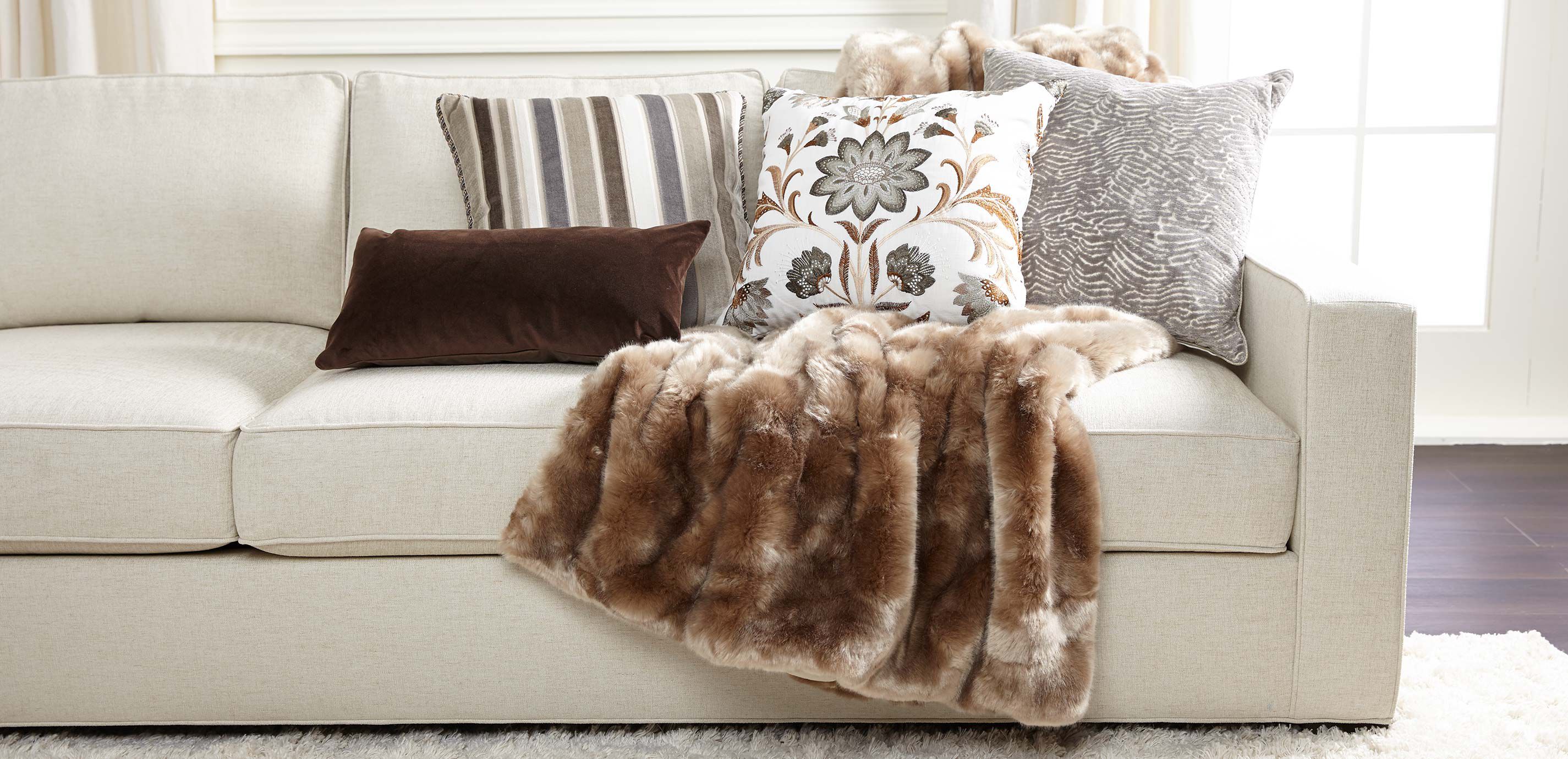 Velvet Lumbar Pillow_1