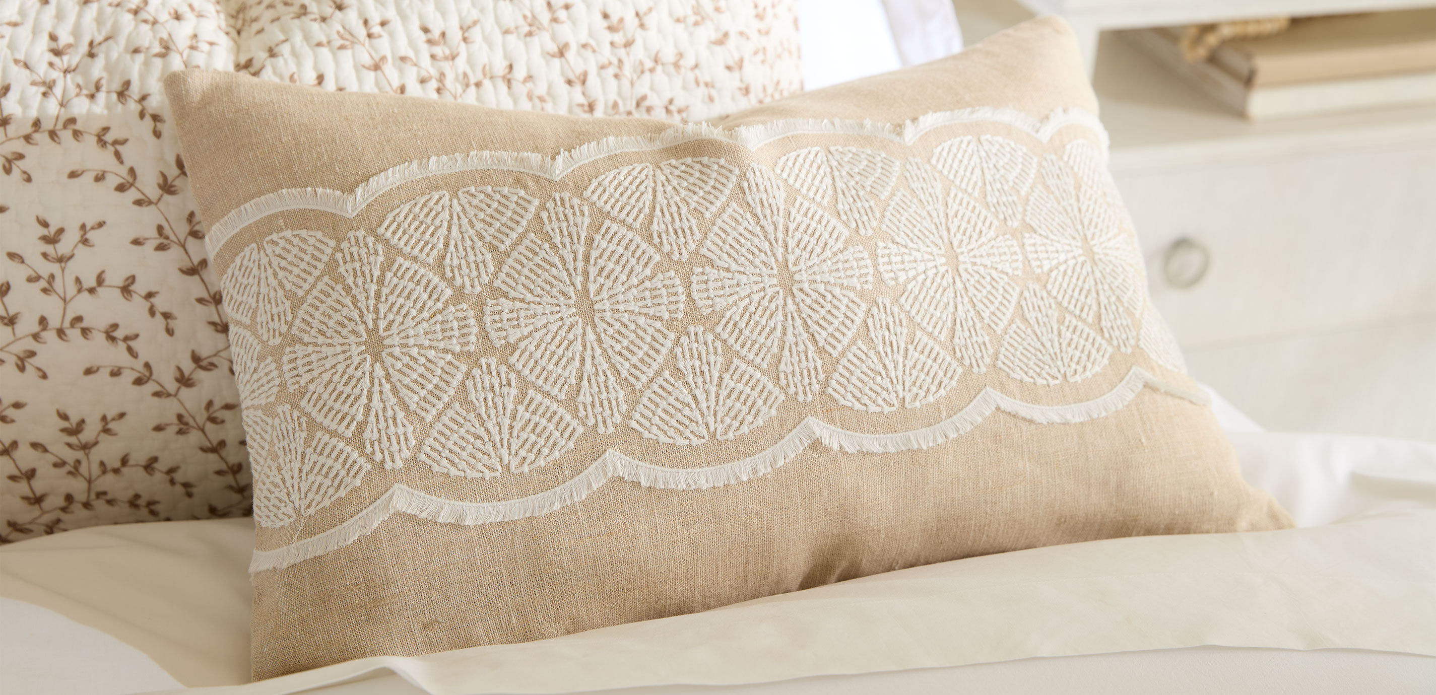 Linen Pillow with White Embroidery_4
