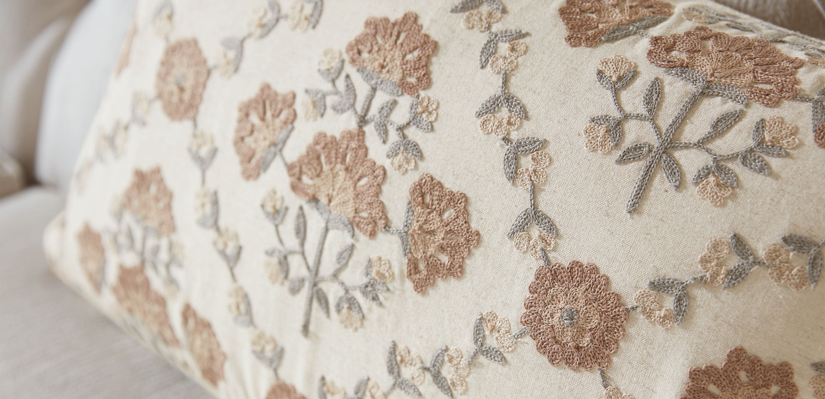 Crewel-Stitch Floral-Pattern Lumbar Pillow_3