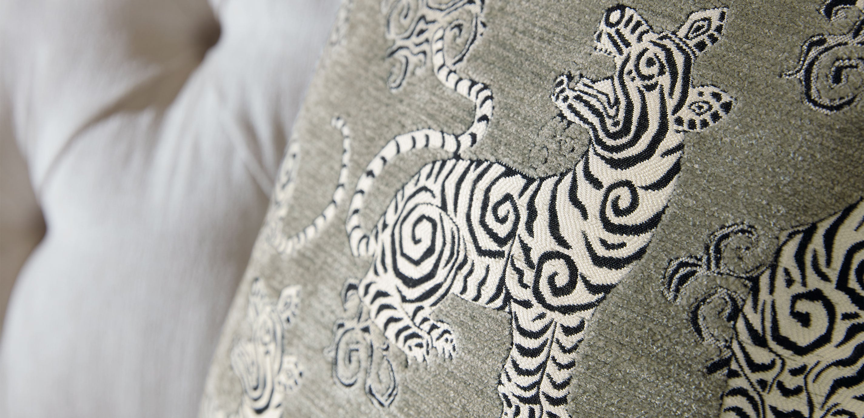 Velvet Tiger Pillow_3