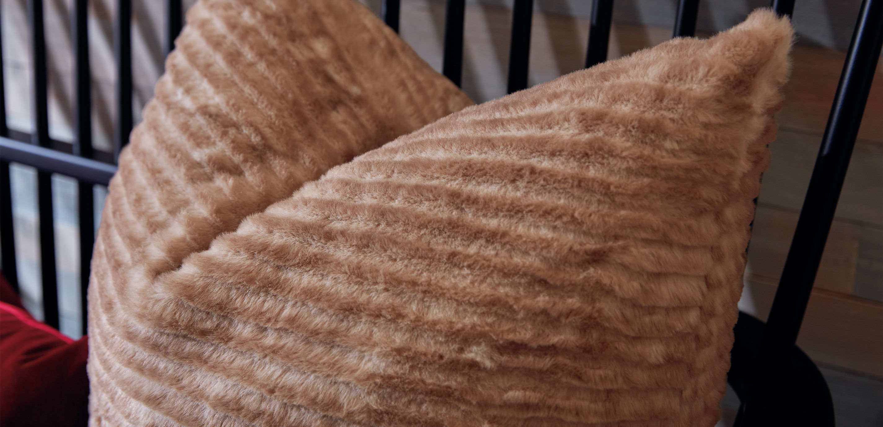 Ribbed Faux Fur Pillow_3
