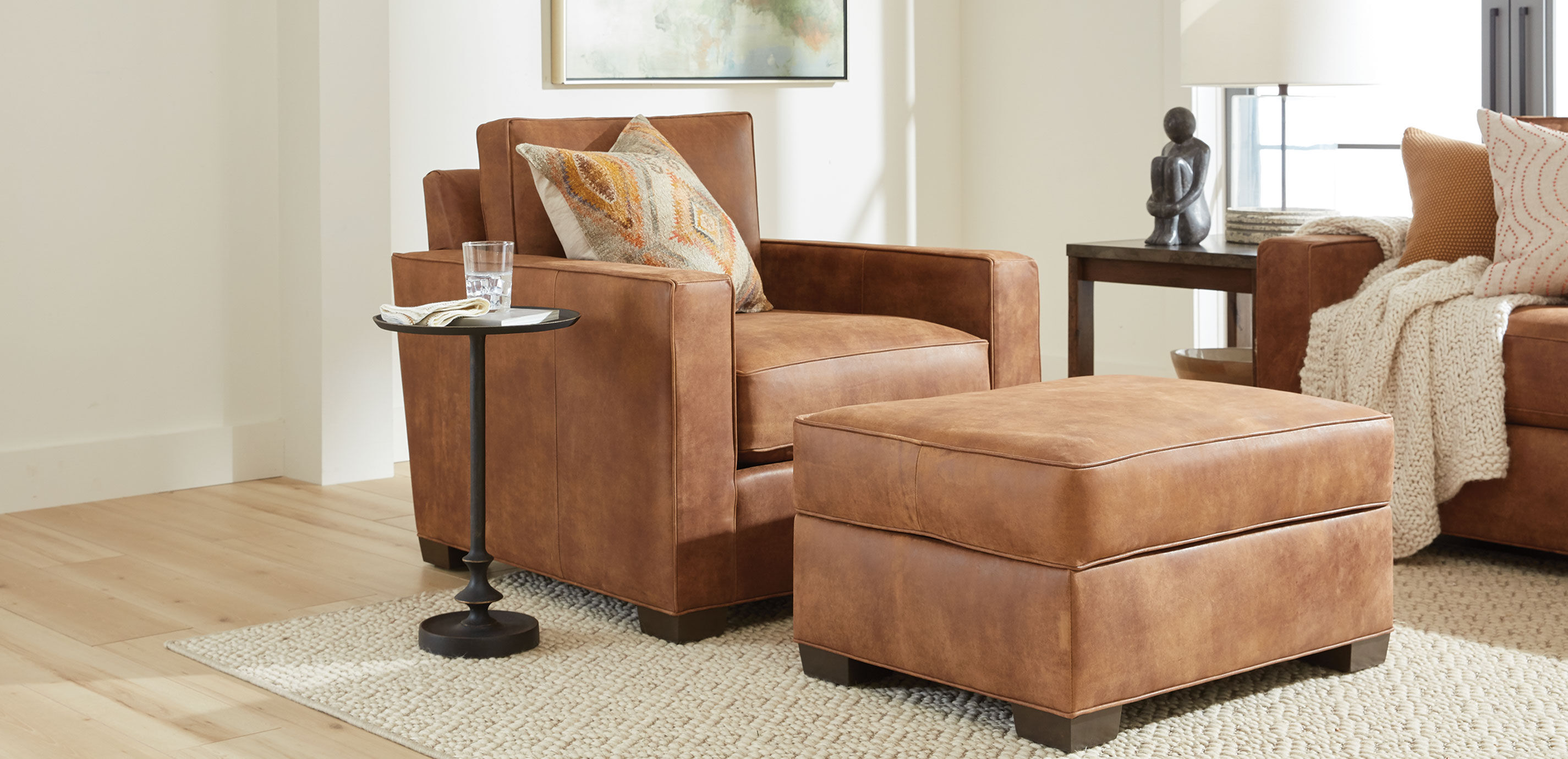 Rinna Pedestal Accent Table_6